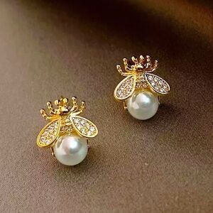 NWT Queen Bee Pearl Gold Tone 925 Sterling Silver Posts Stud Earrings